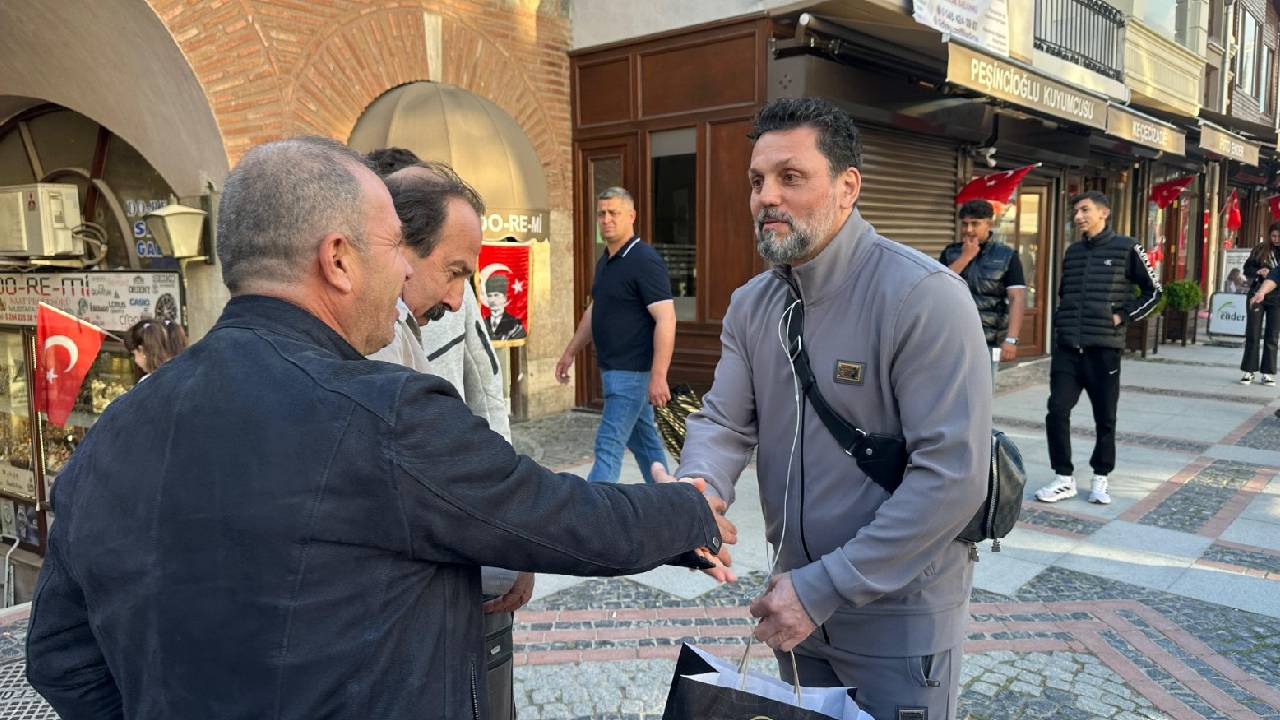 Deneyimli teknik direktör Erol Bulut, aile tatili için geldiği Edirne'de Saraçlar Caddesi'nde vatandaşlarla sohbet etti, fotoğraf çektirdi.